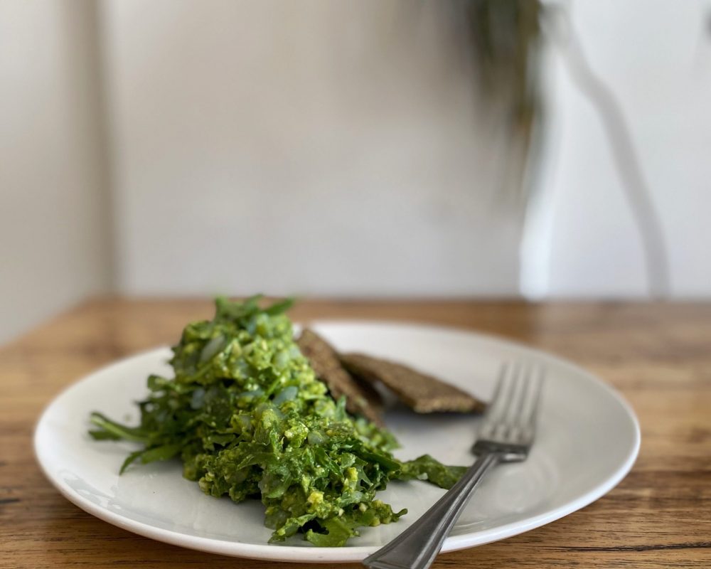 Avocado pesto pasta with kale crackers